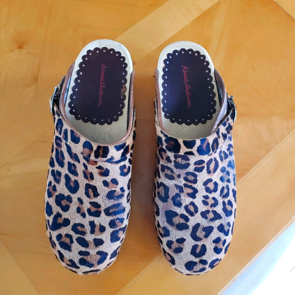 Hanna Andersson leopard print clogs